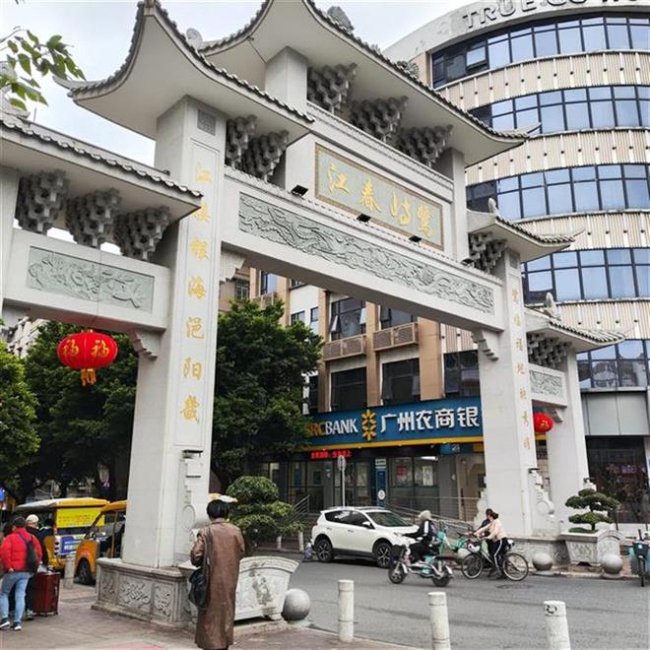 广州制衣村工人月入轻松过万 招工市场热闹非凡