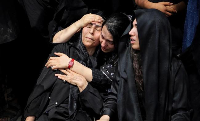 伊朗学校葬礼上的中国书包令人心碎 165个童年的戛然而止