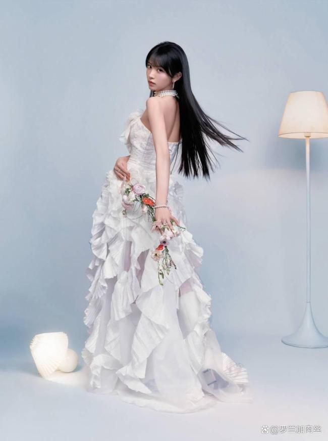 田曦薇一袭白裙甜度拉满 又纯又欲风格尽显