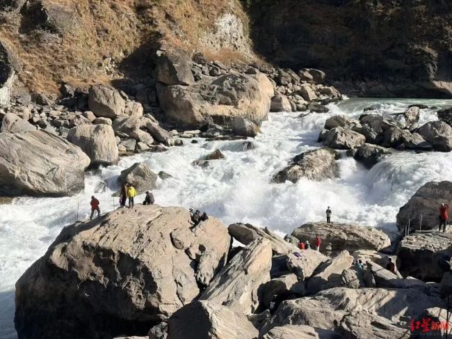 虎跳峡落水失踪男子遗体找到 家属与救援队正打捞