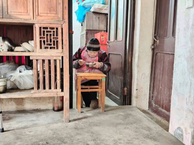 102岁奶奶每天睡15小时吃半斤猪蹄