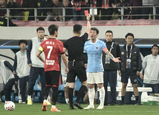 肘击致蓉城外援缝15针!37岁前国脚因严重犯规遭追罚:禁2场+罚1万 红牌引发热议