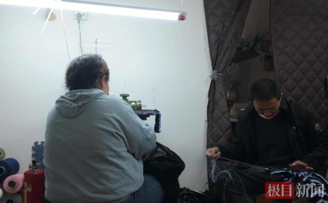 夫妻带2岁娃坐20小时车南下打工 千里求生计