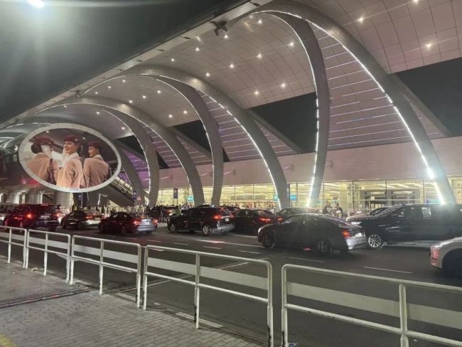 滞留迪拜6天，7次航班取消，她咬牙买下54000元机票 战火中的艰难归途