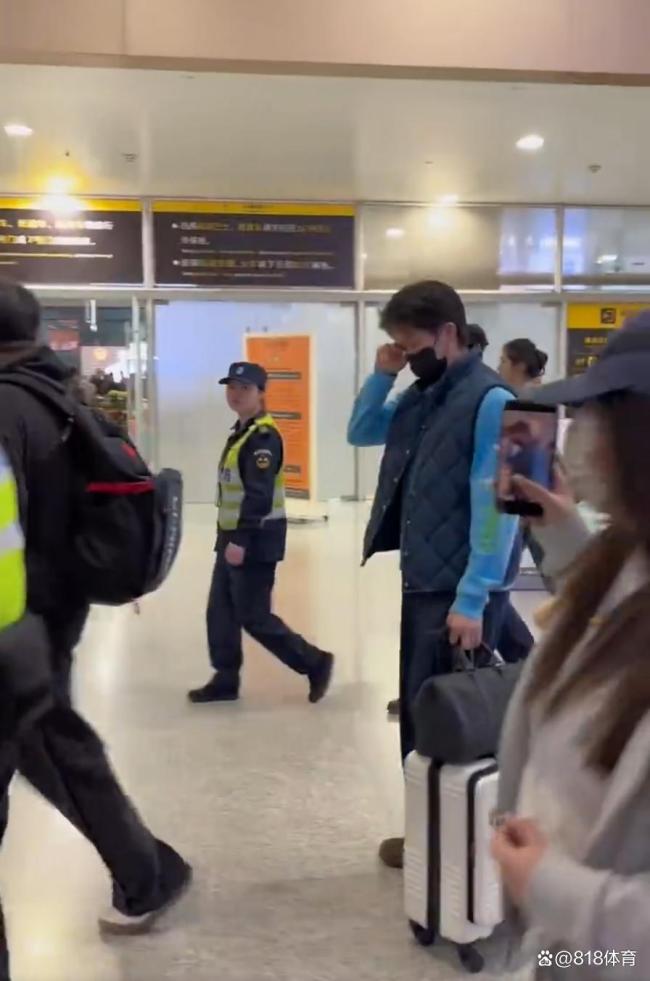 王楚钦清晨飞抵重庆8大金刚护驾 新科冠军风采依旧