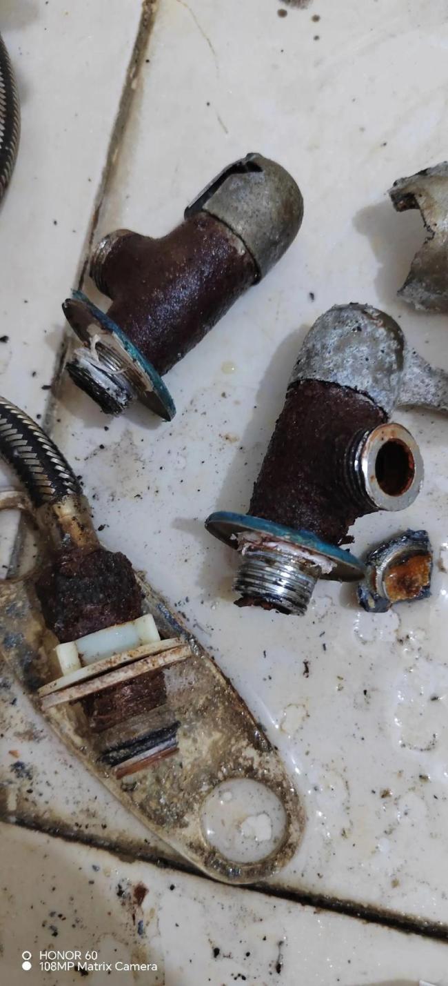 女子洗澡时热水器喷出100度开水 热水器变炸弹