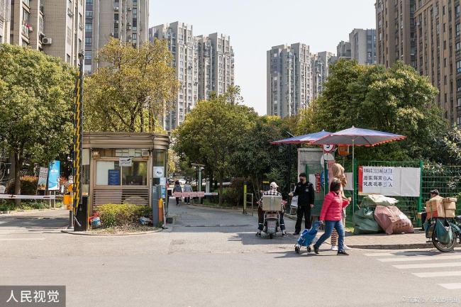 物业撤场后小区有人开始圈地建院子 管理真空引发乱象