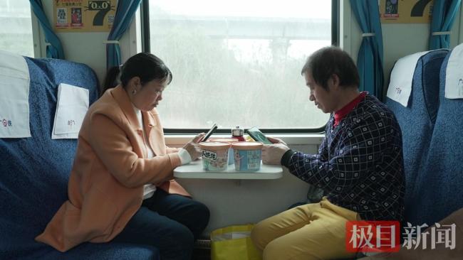 夫妻带2岁娃坐20小时车南下打工 千里求生计