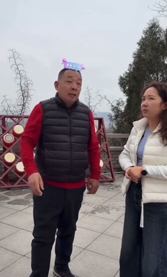 于东来戴红头巾穿花棉袄骑毛驴出游 分享平价经营理念