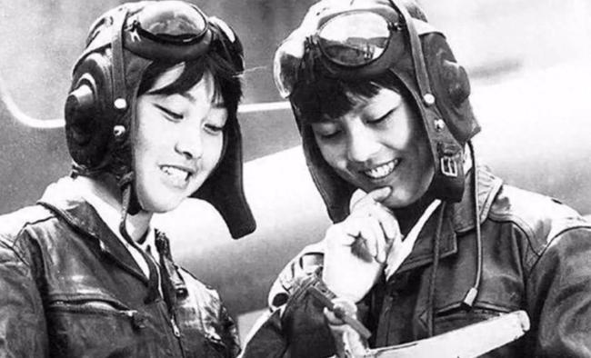 向新中国第一批女飞行员致敬