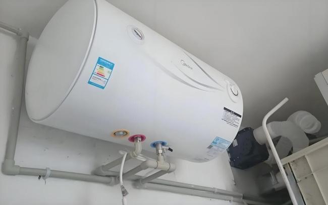 女子洗澡时热水器喷出100度开水 热水器变炸弹