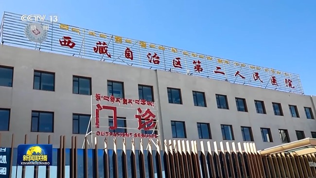 在巴桑卓玛委员所在的西藏自治区第二人民医院，今天上午刚刚完成一场远程医疗协作，指导山南市桑日县医院的医生制定诊疗方案。如今，西藏已建立并完善覆盖城乡的公共医疗卫生服务体系，实现紧密型县域医共体全覆盖。