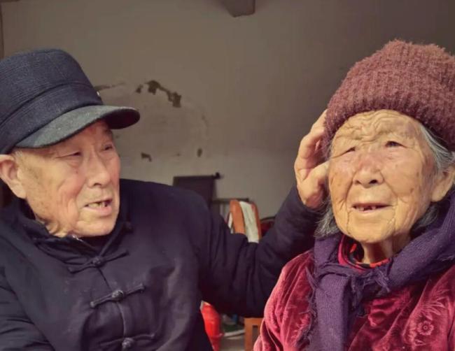 92岁老人看望姐姐要求带上汉堡奶茶 温暖亲情令人泪目