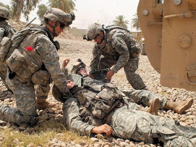 美军最活跃进攻基地遭重创 波斯湾火光冲天