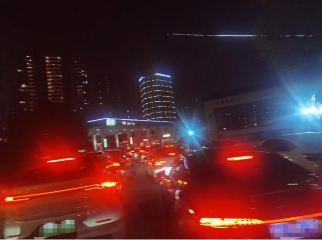 杭州多地加油站排起长队 油价上涨引市民抢加