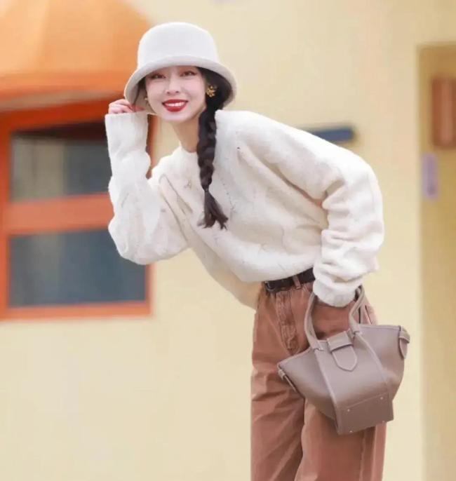 春季彩色毛衣搭配技巧 四种风格随心切换