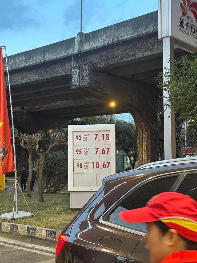 油价即将调整，加油站排起长队