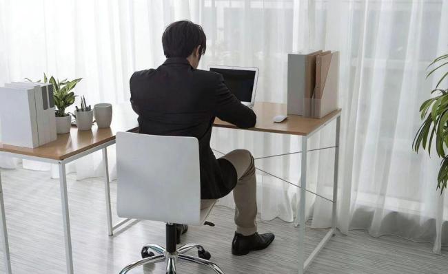 欲用国家秘密换绿卡 出境前被抓 心生怨怼误入歧途