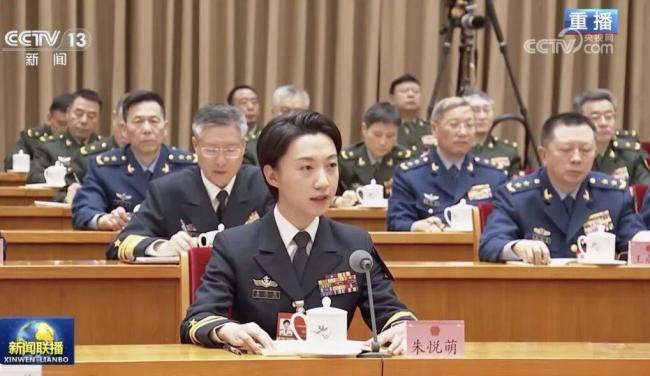 90后军队女代表的发言太飒了