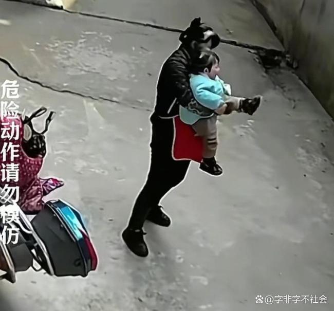 孩子被电瓶车压倒老人反扇打小孩 奶奶的无奈与争议