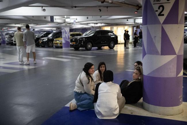 以色列人在防空设施中躲避导弹袭击 伊朗发动新一轮攻势