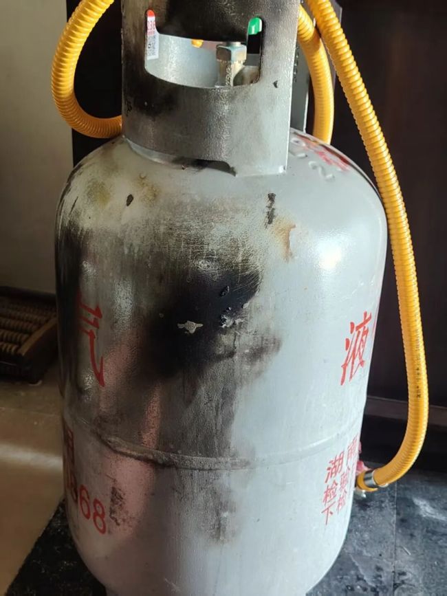 女子上班时为隔壁公司灭火，发到网上求表扬，2万多网友发来“大拇哥”