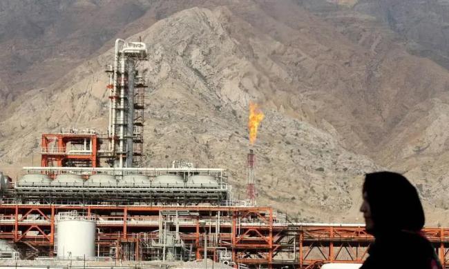 马克龙“史无前例”出兵中东，不只为了石油，还有地缘政治红利｜洞见全球