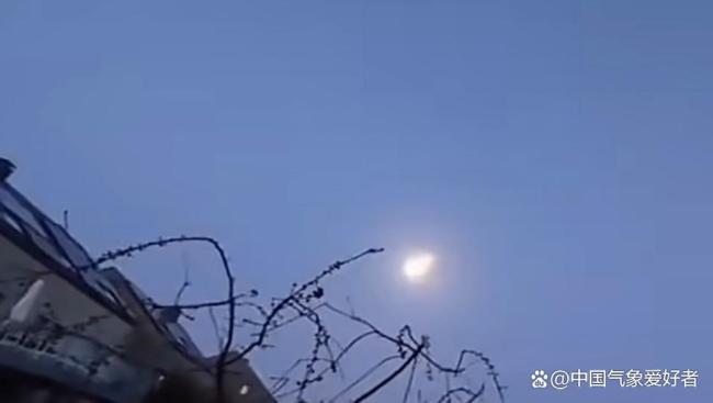 一颗巨大火球划过欧洲夜空：陨石碎片砸穿德国一房屋屋顶 居民躲过一劫