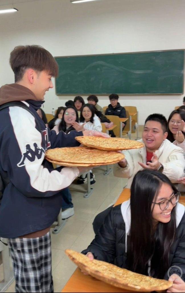 新疆同学请全班吃脸盆大的馕 分享家乡的味道