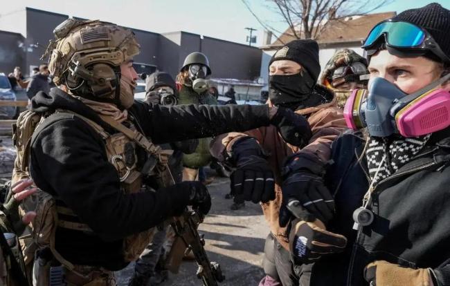 美国民众在移民执法局外焚烧国旗抗议 不慎点燃自己的衣物