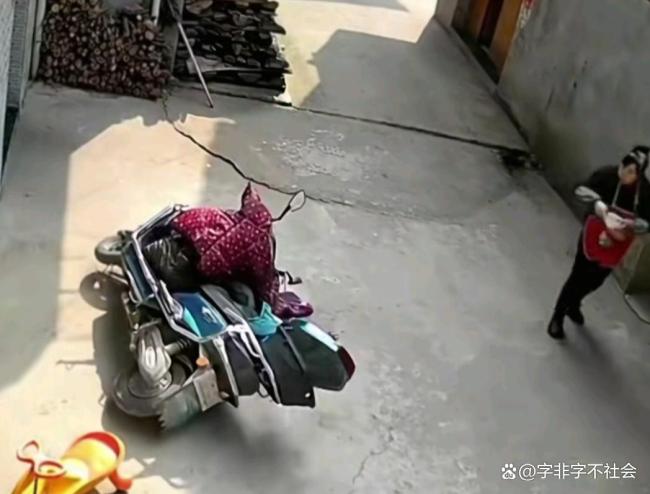 孩子被电瓶车压倒老人反扇打小孩 奶奶的无奈与争议