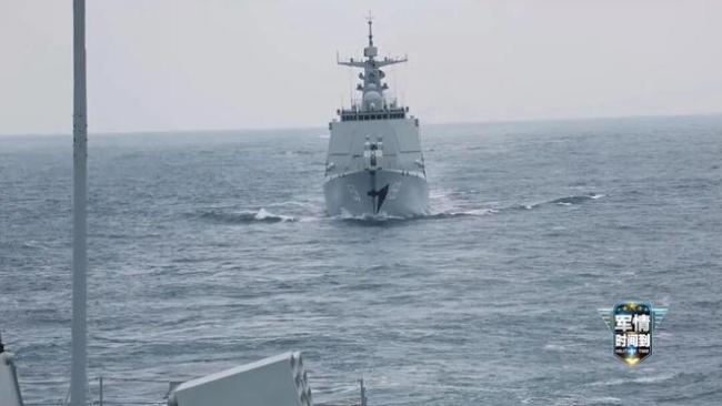 052D日喀则舰首训画面公开 驰骋深蓝联合训练