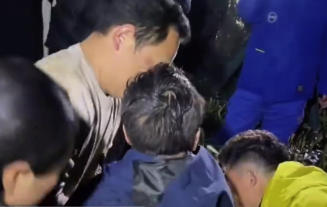 7岁男童不慎掉入1米多深地下夹层 救援人员查监控成功搜救