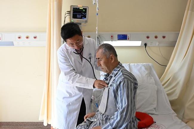 医生为心衰老人重换“心门”