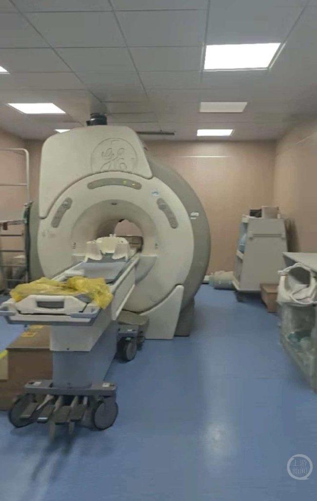 男子做核磁被忘机器上一夜 医生停职 患者被困6小时