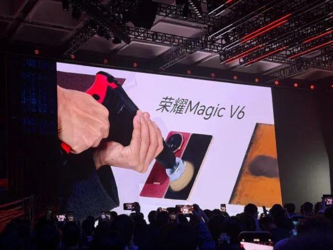 网友吐槽用折叠屏做引体向上