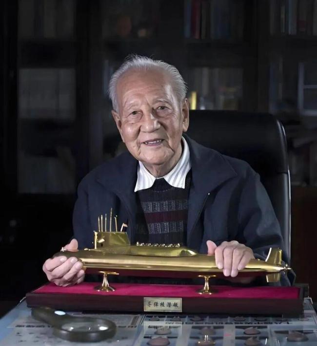 母亲知晓他藏30年的秘密后泪流满面