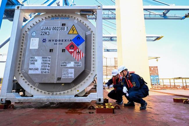 我国大型固态储氢设备实现充氢状态海上出口运输