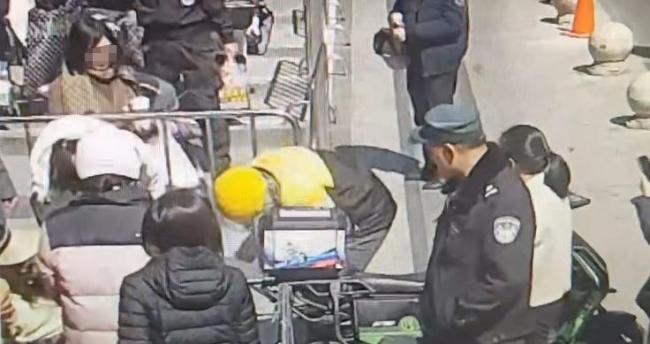 外卖小哥遇幼童卡喉帮忙急救 善举感动网友