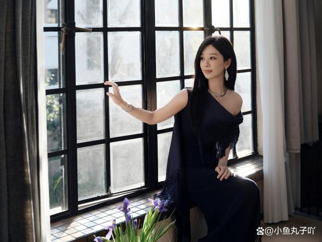 杨紫向品牌方赠汉服引咋舌 紫色好意思学再革命高