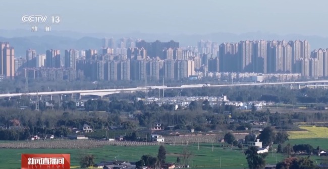 搭上“开往春天的列车” 打卡成雅铁路沿线美景