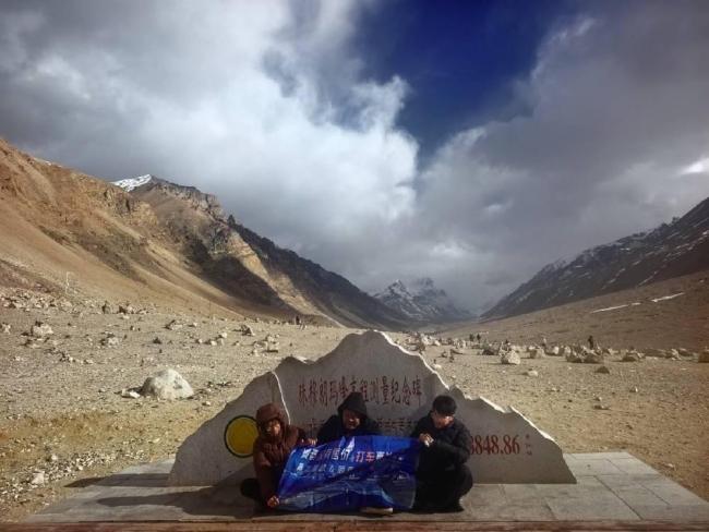 上海两男子打车去珠峰