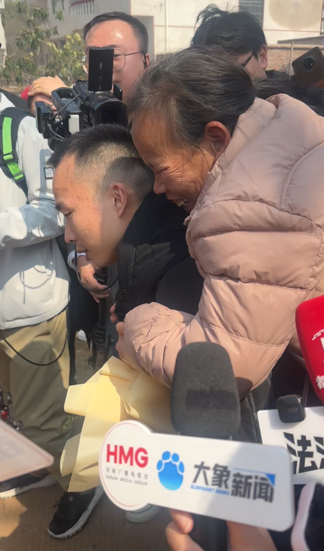 聋哑母亲苦等30年终于等到被拐儿子 团圆的泪与笑