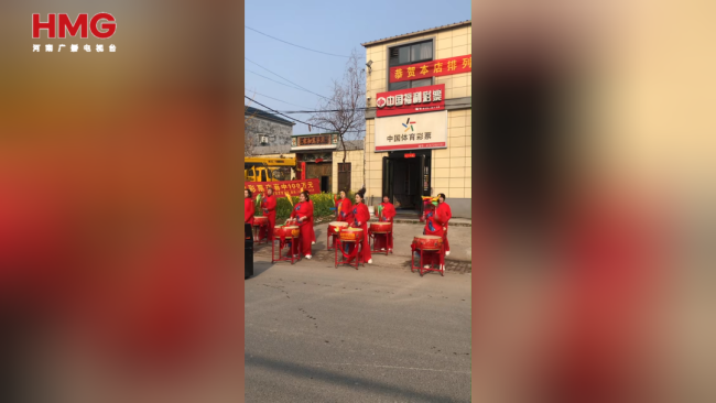 60岁村民中100万领奖时手抖到失控 老彩民守号终圆梦