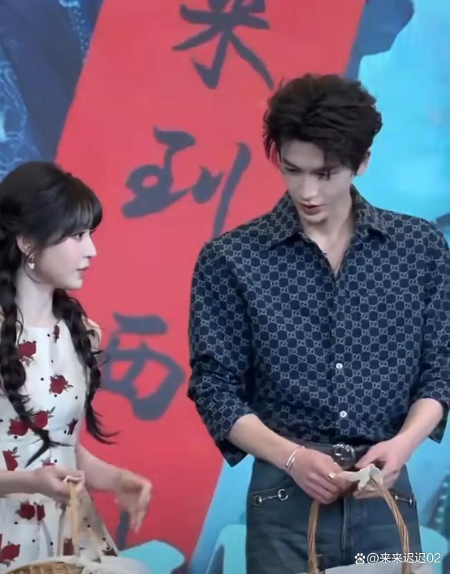 张凌赫田曦薇暗暗比心 下意志亲密反映甜翻网友