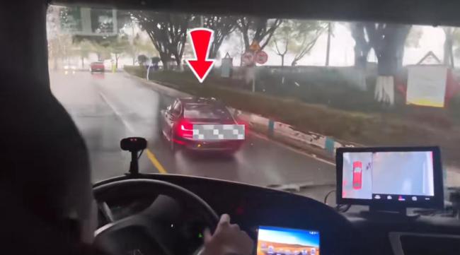 消防车多次鸣笛 私家车故意慢行被罚 拒不避让受处罚