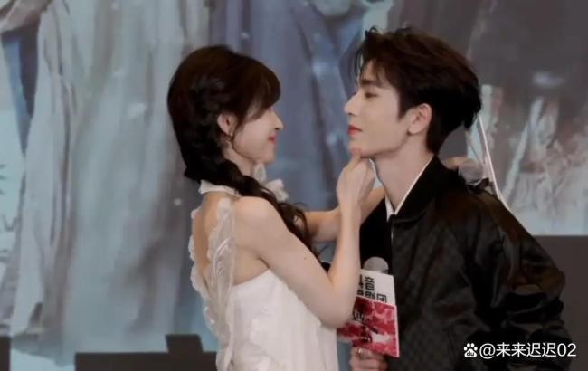 张凌赫田曦薇暗暗比心 下意志亲密反映甜翻网友