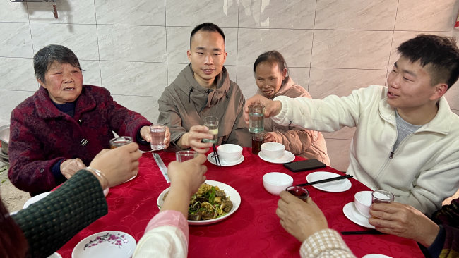 聋哑母亲苦等30年终于等到被拐儿子 团圆的泪与笑