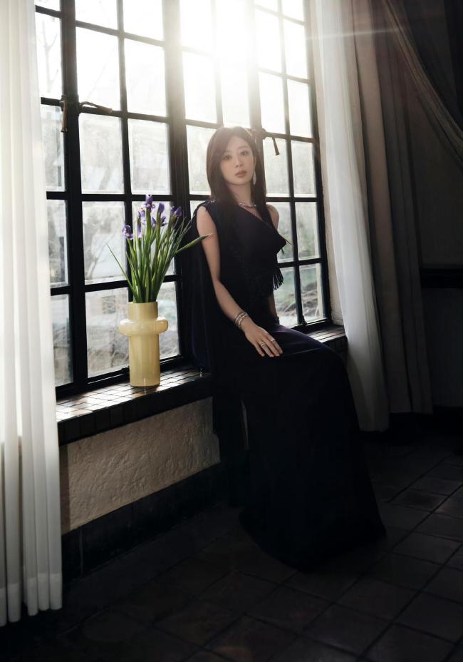 杨紫亮相大秀造型惊艳 紫色高定展现气场