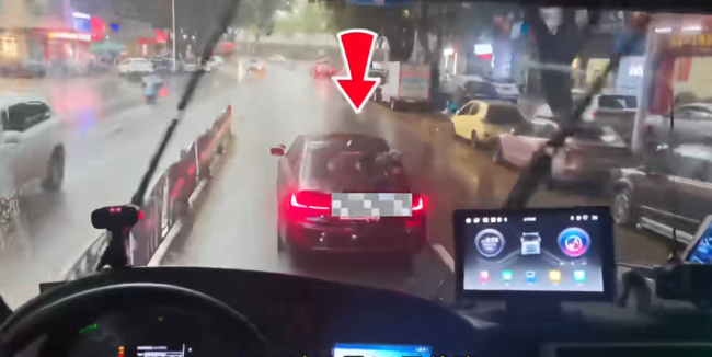 消防车多次鸣笛 私家车故意“龟速”行驶被罚